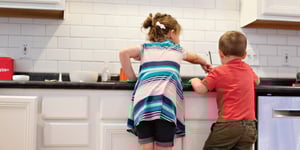 kids washing dishes